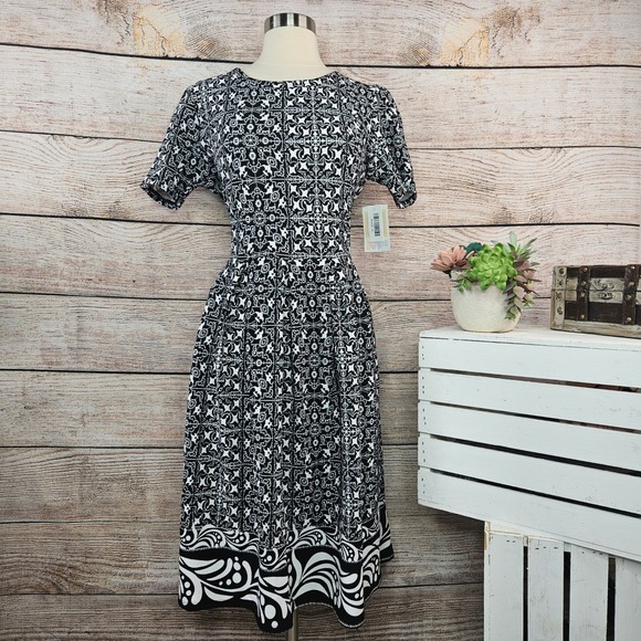 NWT Lularoe Amelia Dress XL Black White Geometric Print Short Sleeve Fit Flare - Picture 1 of 7